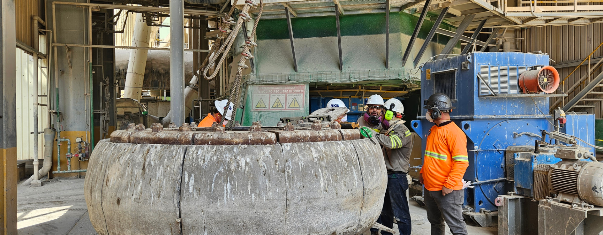 Gran pieza industrial circular durante una tarea de mantenimiento en planta
